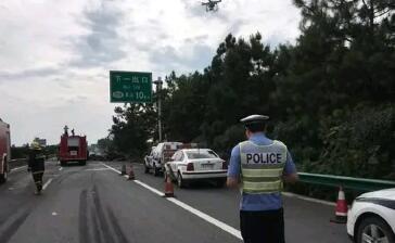 貨車沖出防撞護欄現(xiàn)場