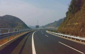 繞城東路政監(jiān)督公路波形護(hù)欄板救援“三部曲” 司乘表示很滿意